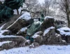 0103 Helvetia (frierend?) im Schnee beim Bundeshaus in Bern